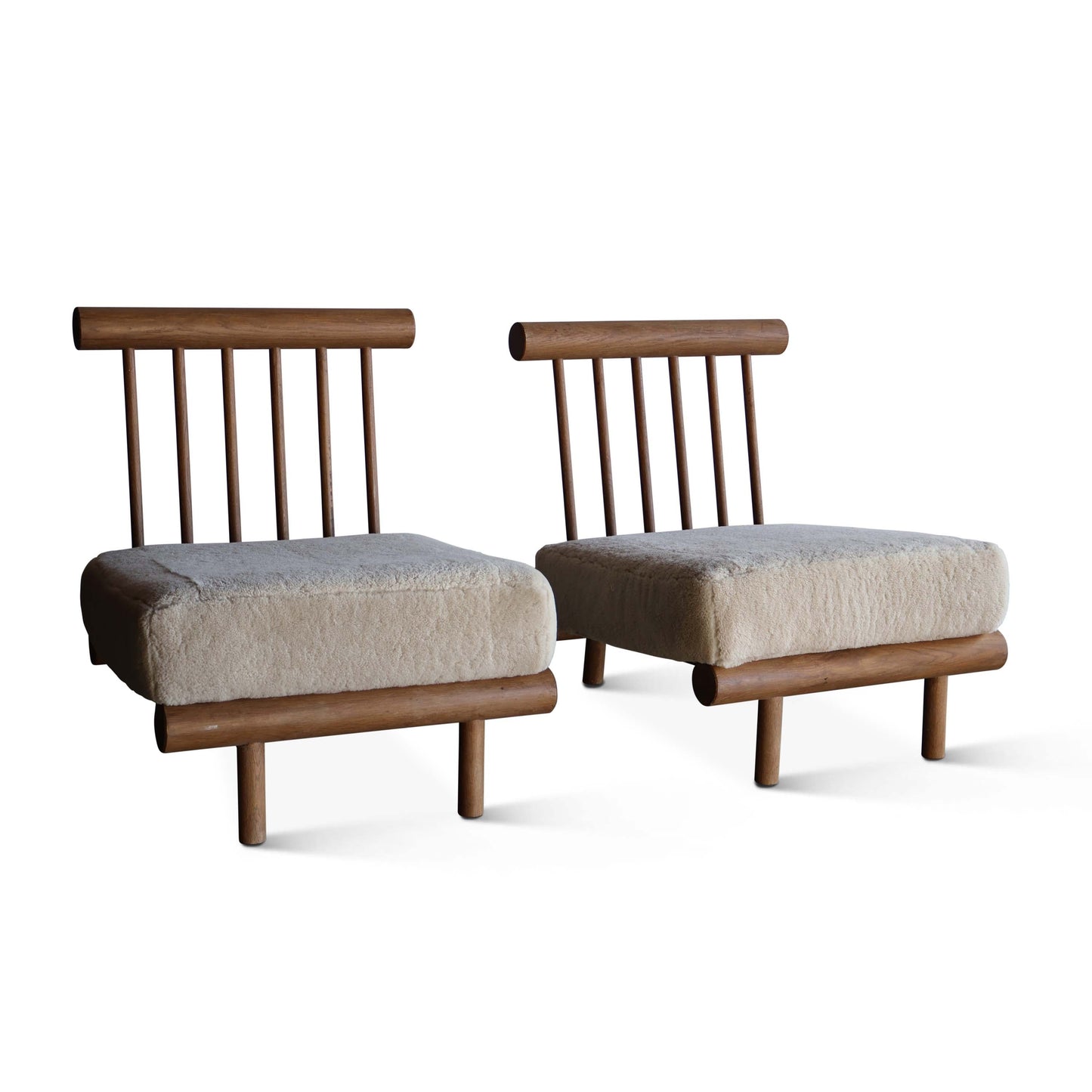 Paire de chaises en chêne et peau de mouton attribuées à Charlotte Perriand
