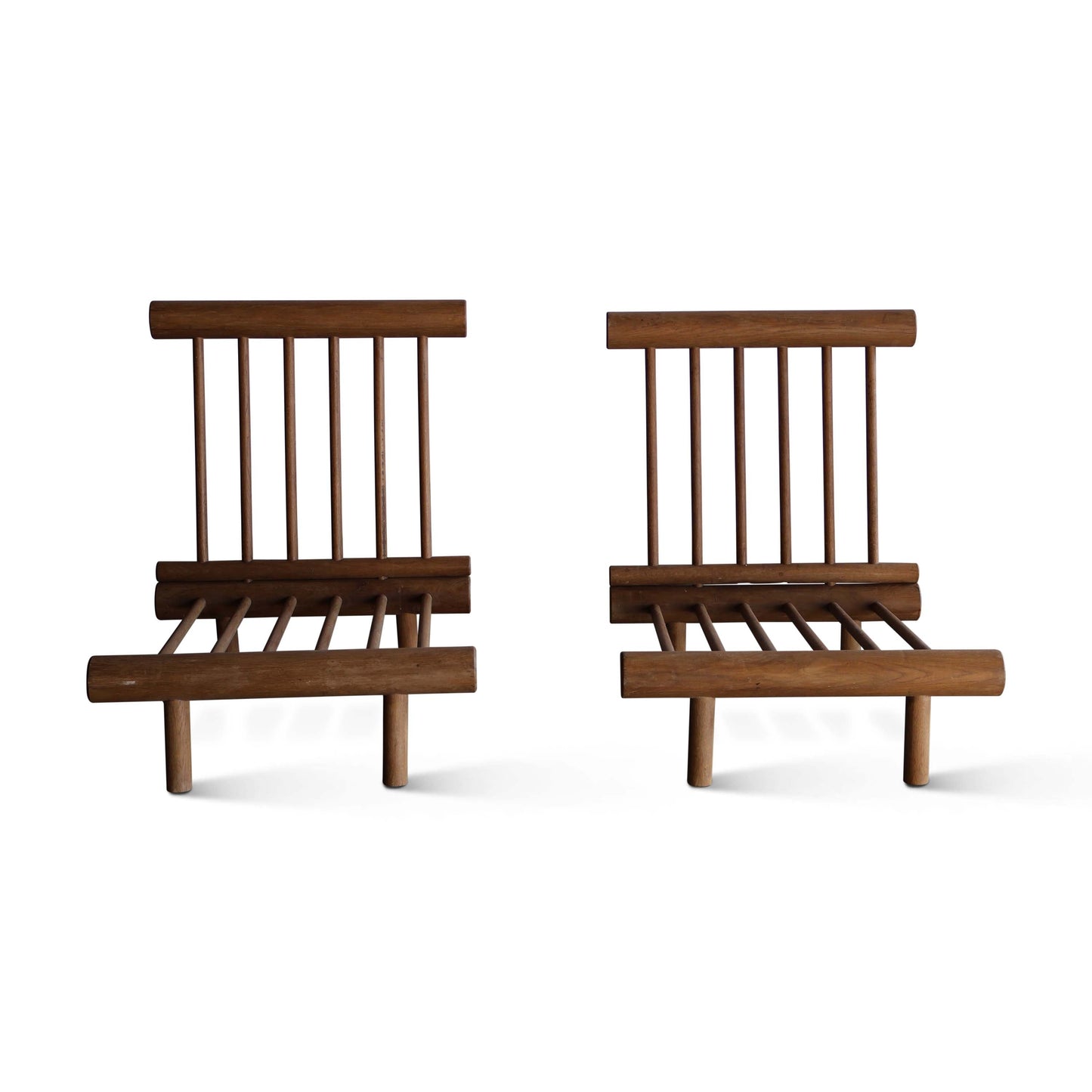 Paire de chaises en chêne et peau de mouton attribuées à Charlotte Perriand