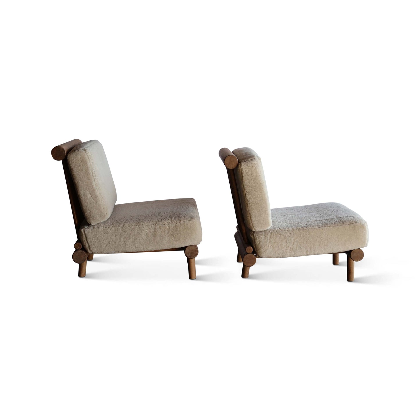 Paire de chaises en chêne et peau de mouton attribuées à Charlotte Perriand