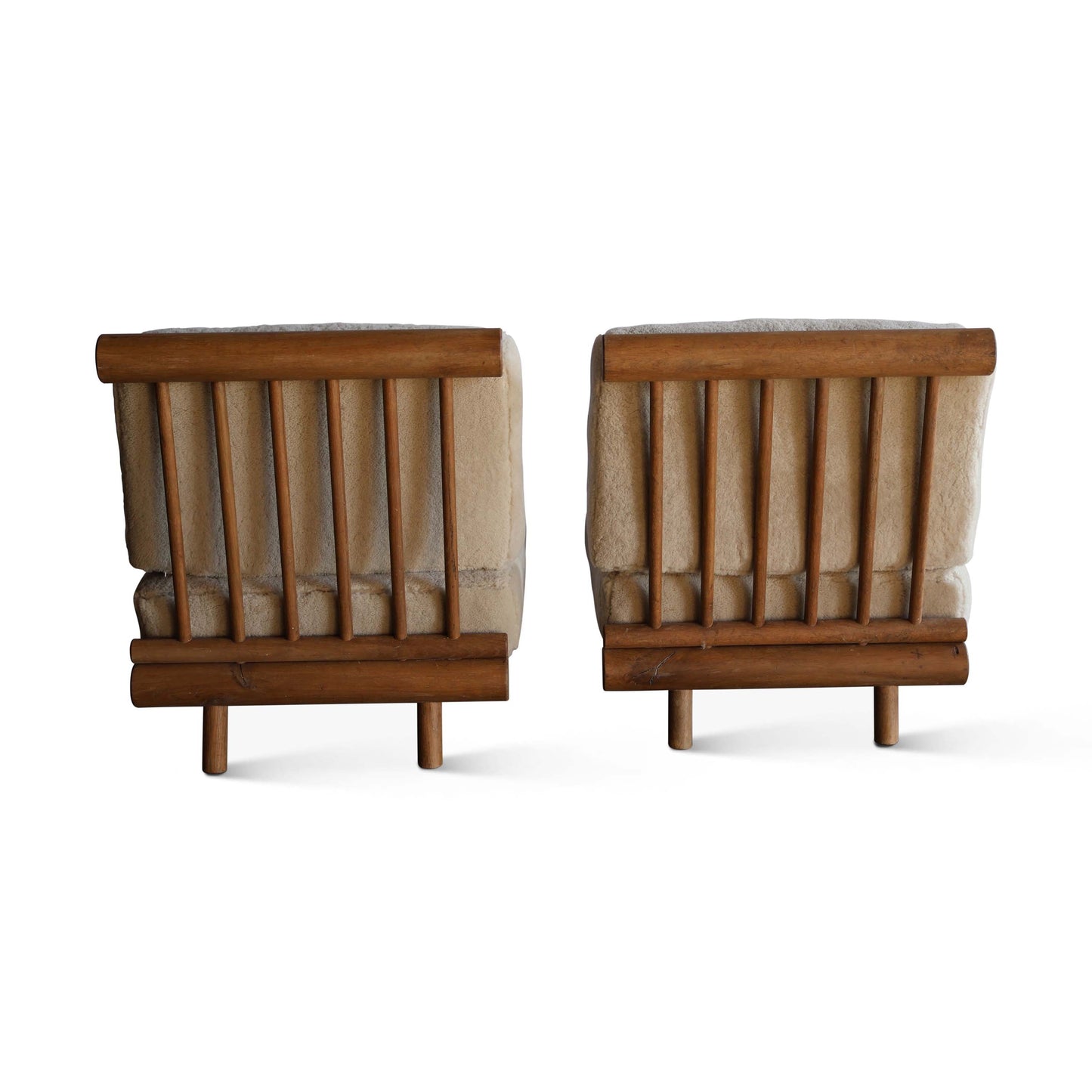 Paire de chaises en chêne et peau de mouton attribuées à Charlotte Perriand