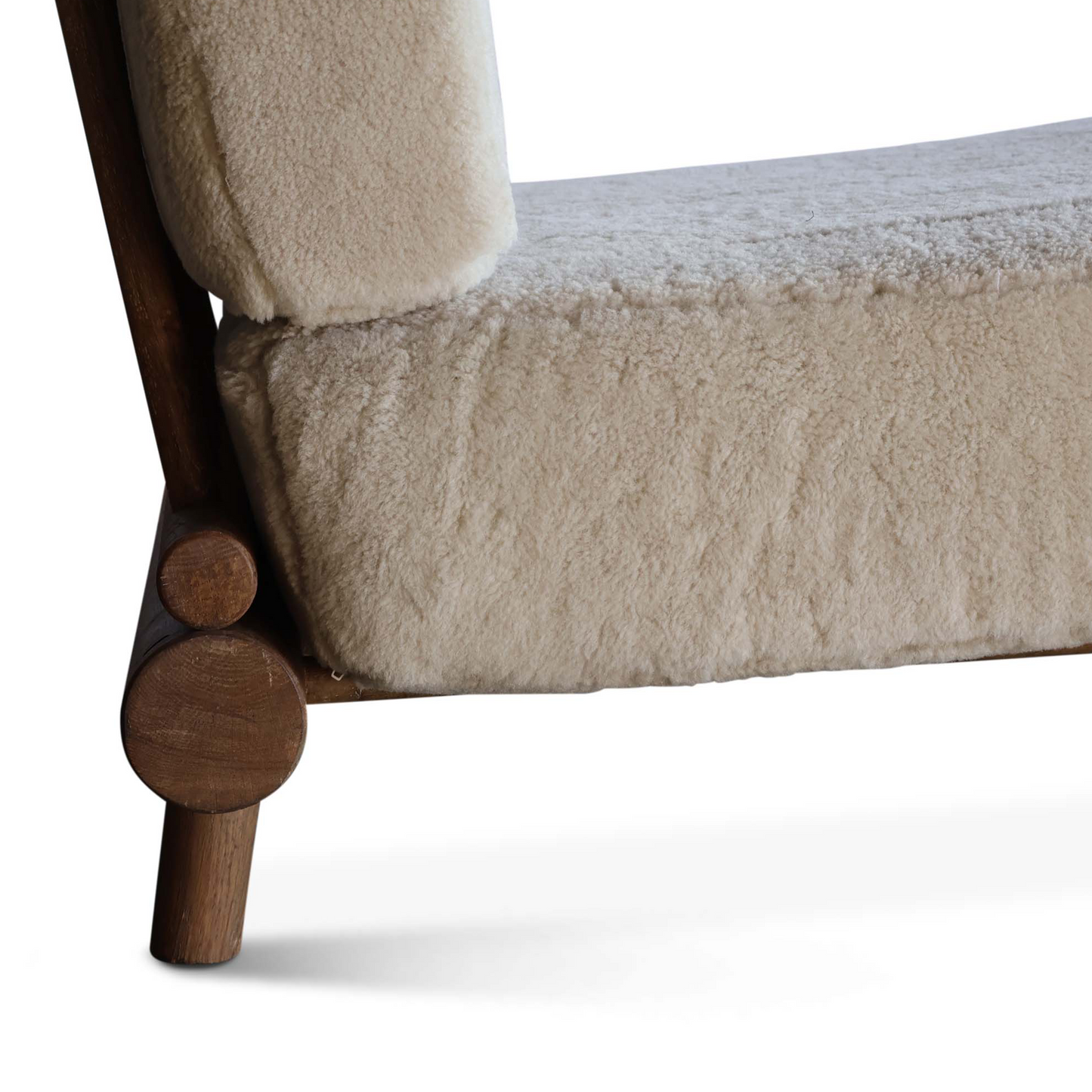 Paire de chaises en chêne et peau de mouton attribuées à Charlotte Perriand