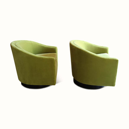 Paire de chaises pivotantes en mohair par Benjamin Baldwin