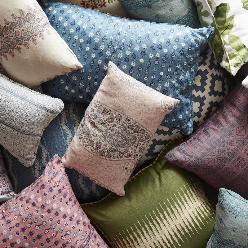 Coussin d'extérieur Sahara en chocolat Peter Dunham Textiles